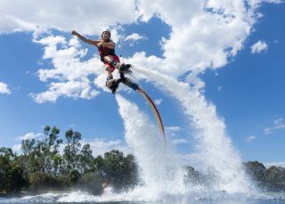 ジェットパック アドベンチャーシドニー、ペンリスでの体験を楽しむ男性