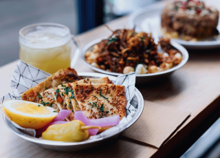 朋友們在開羅外賣店 (Cairo Takeaway) 享用美食和飲品，新鎮（Newtown）