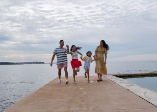 Family walking on pier, Fairy Bower Rockpool, Manly