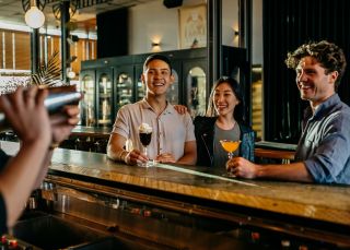 Nick and Noras, 파라마타(Parramatta) 에서 음식과 음료를 즐기는 친구들