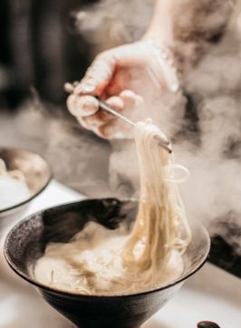 雷德芬 RaRa Ramen 餐廳供應的熱氣騰騰的拉麵 