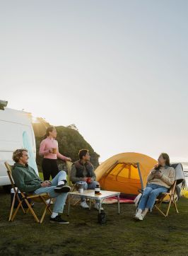 Thirroul의 Coledale Beach에서 캠핑카를 탄 친구들