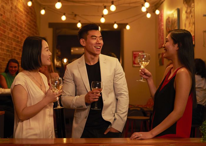朋友們在雪梨彭里斯的 The Union Bar & Restaurant 享用飲品