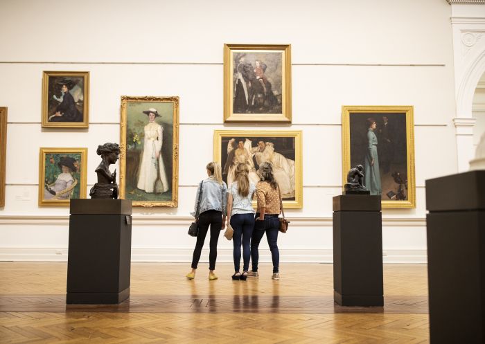 Friends enjoying a visit the the Art Gallery of New South Wales in Sydney