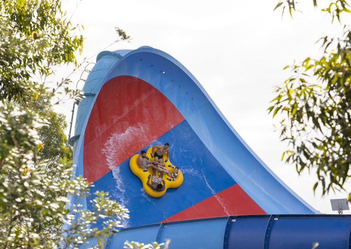 朋友們在黑鎮 (Blacktown）附近的 Prospect 的 Raging Water雪梨樂園享受遊樂設施