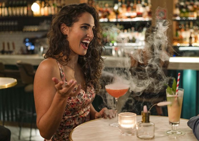 シドニー・シティ・ザ・ロックスにあるメイビー・サミー・カクテルバーでドリンクを楽しむ女性