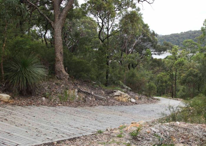 Jerusalem Bay to Brooklyn Track in Cowan, Ku-ring-gai Chase National Park 