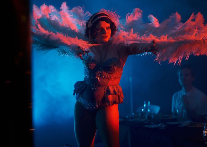 Vintage fan dance burlesque pin up Eva Devore performs in Sydney's best burlesque dinner show