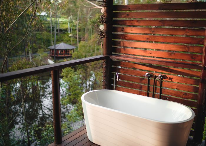 Outdoor bath at Billabong Retreat