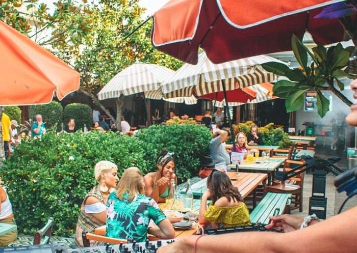 帕拉馬塔阿爾比恩酒店 ( 帕拉瑪塔（Parramatta） Hotel) 啤酒花園景觀，DJ 表演 