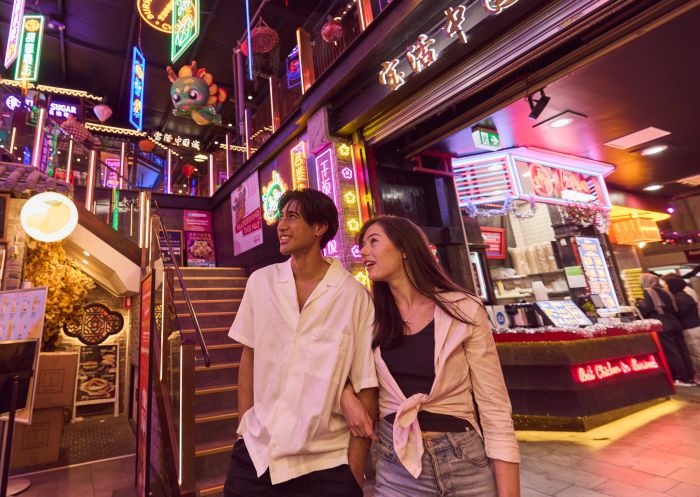 夜のバーウッドチャイナタウンを楽しむカップル、バーウッド