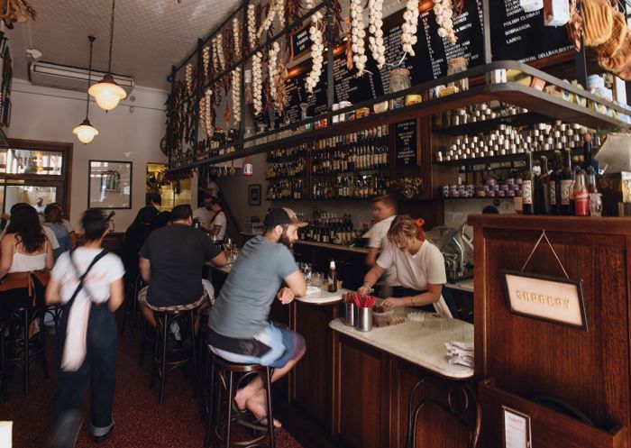 大陸熟食店(新鎮(Newtown) 人們在雪梨內城區新鎮(Newtown)的 Continental Deli Bar Bistro 餐廳享用美食和飲料