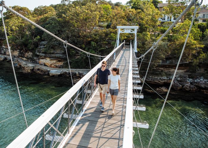 ヴォークリューズ県パースリー湾の歩道橋を渡るカップル