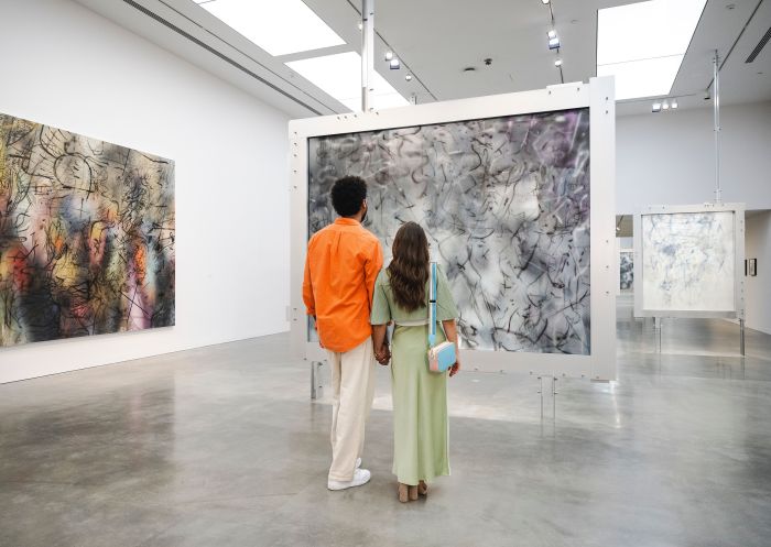 MCA での Julie Mehretu 展 - クレジット: 作品の著作権は Julie Mehretu が所有