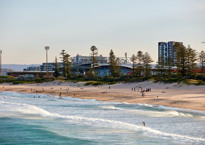 臥龍崗(Wollongong)主海灘 臥龍崗(Wollongong)主海灘,人們在享受沙灘和衝浪