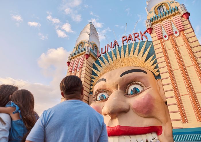雪梨月神公園 (Luna Park)米爾森角入口處的家庭