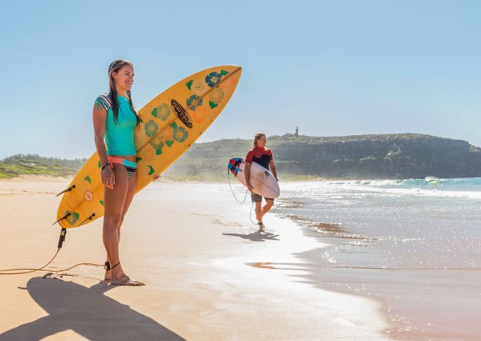  兩名衝浪者在棕櫚海灘（Palm Beach）享受陽光明媚的早晨