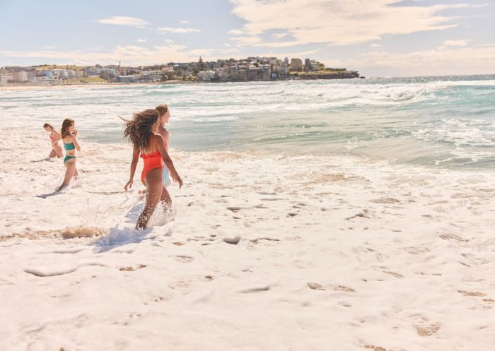  朋友們漫步在邦迪海灘