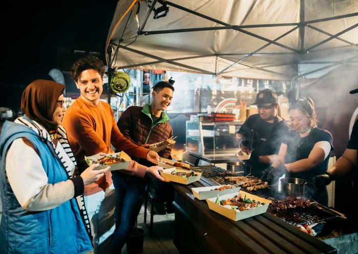 年輕人享用街頭美食，煙燻美食，萊克姆巴