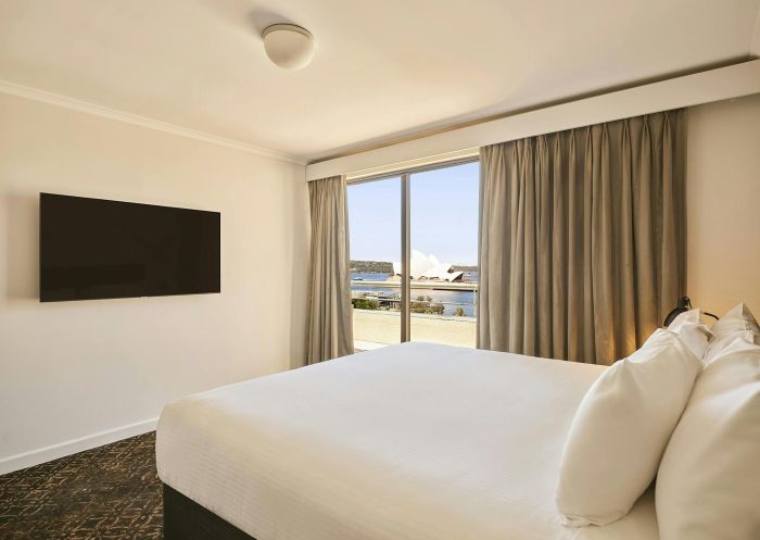  Interior of bed with views, Rendezvous Hotel Sydney, The Rocks - Credit: TFE NSW