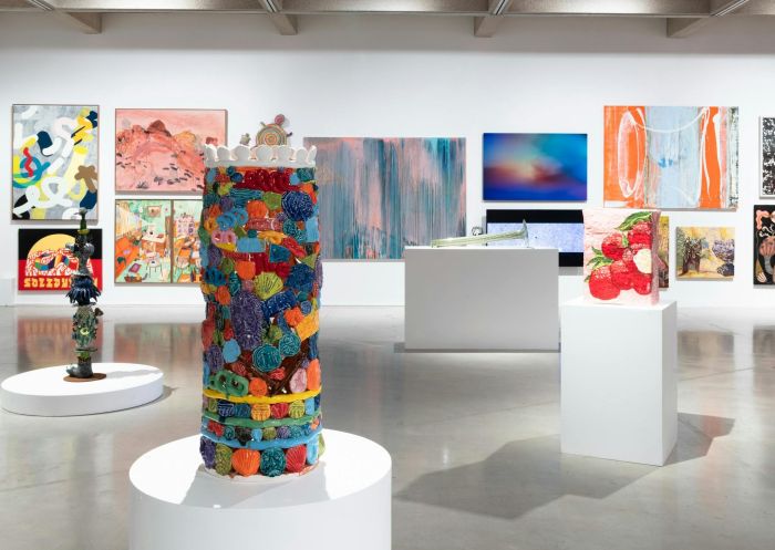 费舍尔幽灵艺术奖装置作品图片，展出作品为一件彩色圆柱体雕塑，费舍尔幽灵艺术奖展览，坎贝尔敦（Campbelltown）- 图片来源：Silversalt Photography