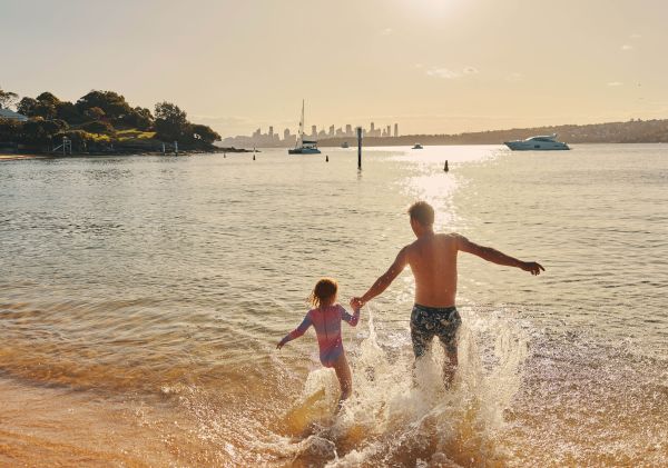 Vater und Kind genießen das Wasser in Camp Cove, Watsons Bay