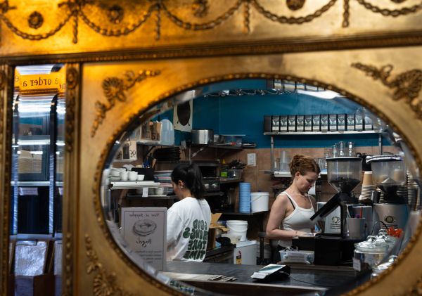 咖啡師正在製作咖啡，Sappho Books, Cafe and Bar，Glebe - 圖片來源：Sappho Books, Cafe and Bar