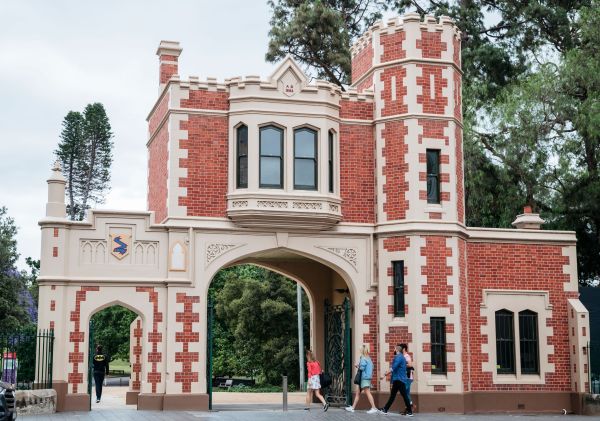 朋友们在帕拉马塔（Parramatta）公园游玩