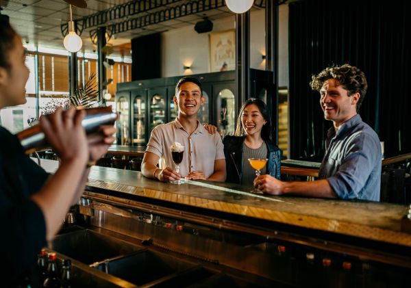 Junge Leute trinken etwas in Nick und Noras Dachterrassenbar in Parramatta.