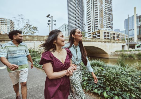朋友们沿着河边散步，帕拉马塔（Parramatta）塔河步道，帕拉马塔（Parramatta）塔河