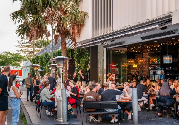 Gäste sitzen im Freien, Las Chicas, Cronulla – Foto: Sutherland Shire Council