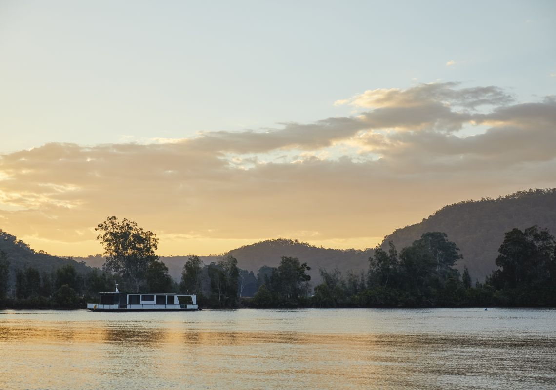 Hawkesbury River, Wisemans Ferry Sun setting over the Hawkesbury River, Wisemans Ferry