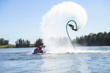 一名男子在彭里斯悉尼國際帆船中心的 Jetpack Adventures 享受充滿刺激的體驗