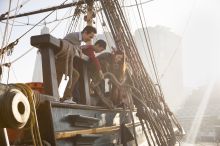 一家人參觀「奮進號」皇家海軍博物館 (HMB Endeavour)，這是澳洲建造的詹姆斯庫克號船隻的複製品，目前在澳洲國家海事博物館達令港)展出