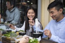 人們在內西區 Marrickville 的 VN Street Foods 享用美食 人們在內西區 Marrickville 的 VN Street Foods 享用美食