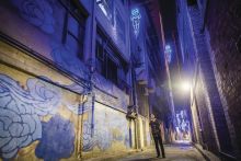 唐人街巷的「兩個世界之間」藝術裝置