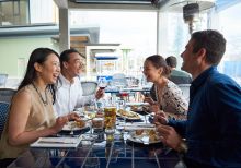 朋友们在悉尼市区巴兰加鲁的土耳其餐厅 Anason 享用美食和饮品