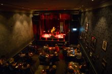 先鋒報,新鎮(Newtown) 顧客們在雪梨內西區新鎮(Newtown)的 The Vanguard 酒吧享用飲品,欣賞現場音樂。