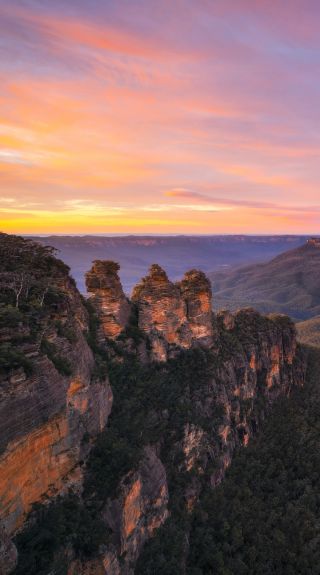 Sunrise over the Jamison Valley and the Three Sisters in the scenic Blue Mountains National Park