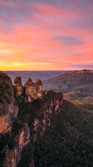 Sunrise over the Jamison Valley and the Three Sisters in the scenic Blue Mountains National Park