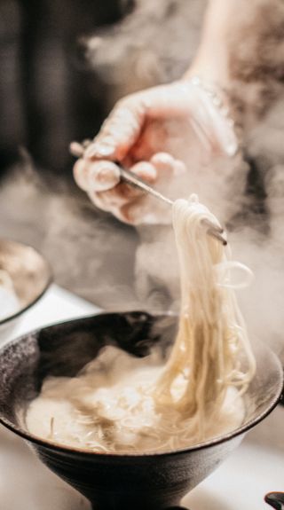 레드펀의 라라 라멘에서 김이 모락모락 나는 라멘 한 그릇 - 사진 제공: 키티 굴드