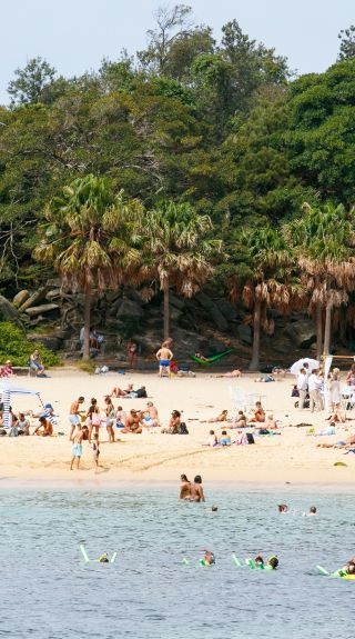 더블 베이의 머레이 로즈 풀에서 산책을 즐기는 커플