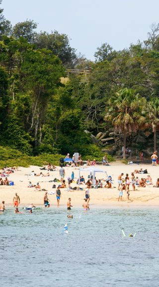 더블 베이의 머레이 로즈 풀에서 산책을 즐기는 커플