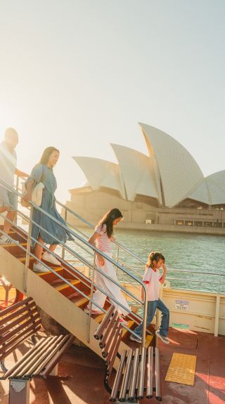 Familie genießt Hafenblick, Sydney Harbour Fähre, Sydney