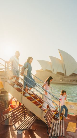 Familie genießt Hafenblick, Sydney Harbour Fähre, Sydney