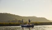 朋友們在懷斯曼斯渡輪的霍克斯布里河（Hawkesbury River）上享受下午的釣魚樂趣。