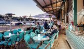 Menschen sitzen im Manta Restaurant in Potts Point und Woolloomooloo, Sydney City