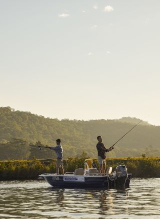 朋友們在懷斯曼斯渡輪的霍克斯布里河（Hawkesbury River）上享受下午的釣魚樂趣。