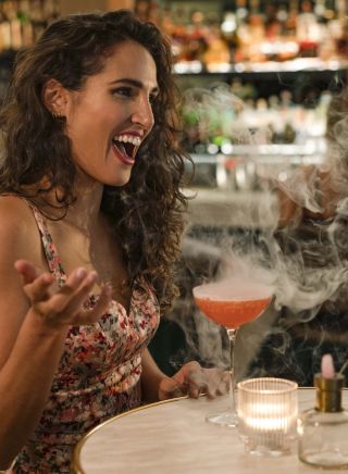 シドニー・シティ・ザ・ロックスにあるメイビー・サミー・カクテルバーでドリンクを楽しむ女性