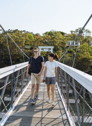 一對夫婦在沃克呂茲省帕斯利灣附近享受風景優美的散步